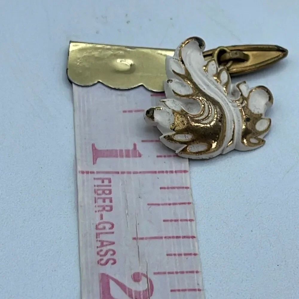 Vintage ornate plumes cuff links in white & gold